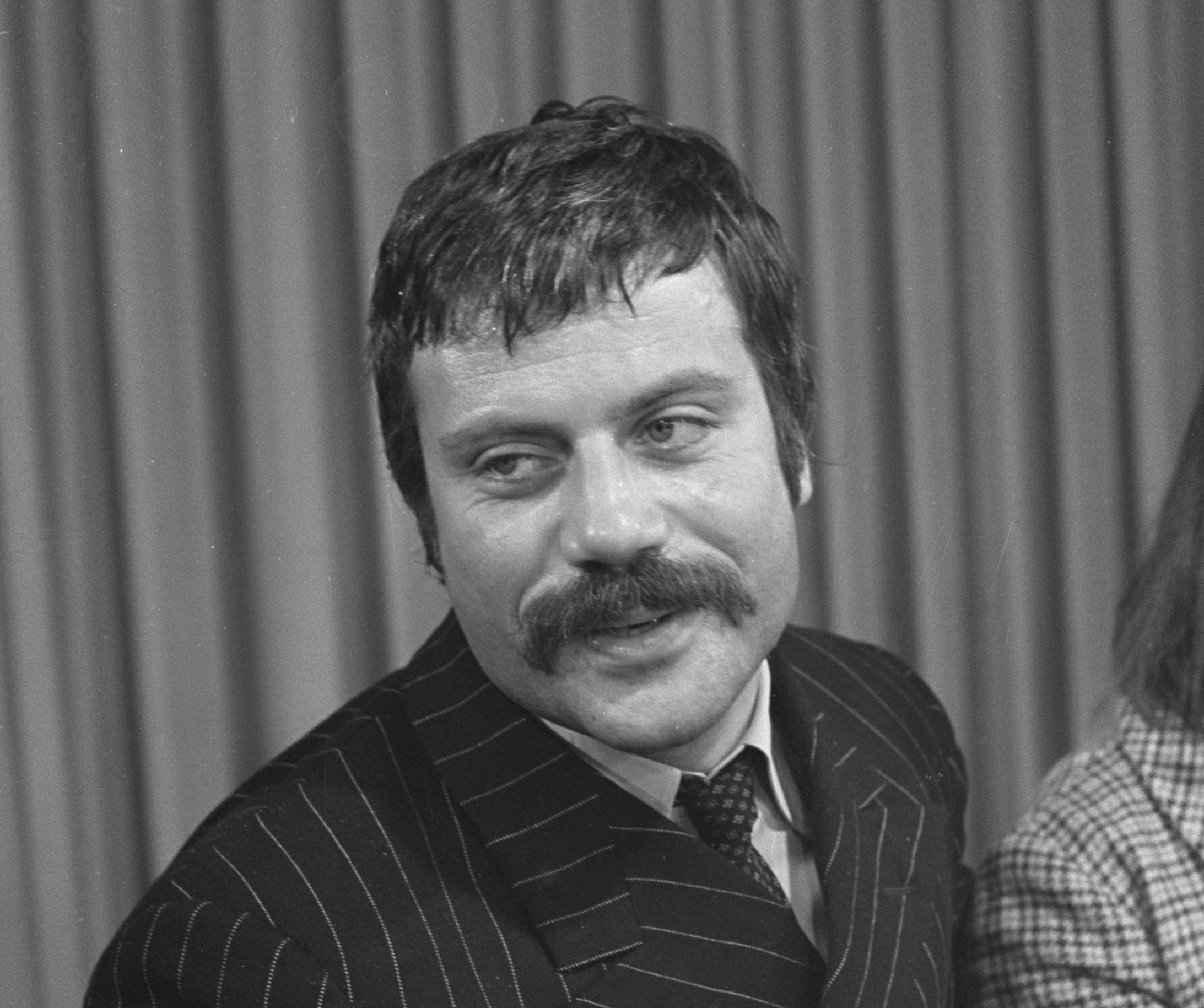 Oliver Reed – eArtFilm.com